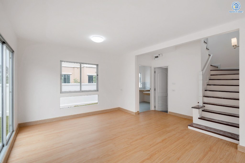 บ้านมือสองตกแต่งใหม่ โครงการ พฤกษ์ลดา พุทธสาคร หลังริม เนื้อที่ 54.50 ตร.ว. ฟังก์ชัน 3 ห้องนอน 2 ห้องน้ำ 2 ที่จอดรถ สภาพแวดล้อมโครงการร่มรื่น บนทำเลเดินทางสะดวก ติดถนนพุทธสาคร เชื่อมต่อถนนเพชรเกษม ถนนพุทธมณฑลสาย4 ถนนบรมราชชนนี ใกล้รถไฟฟ้าสายสีน้ำเงิน "สถานีหลักสอง"